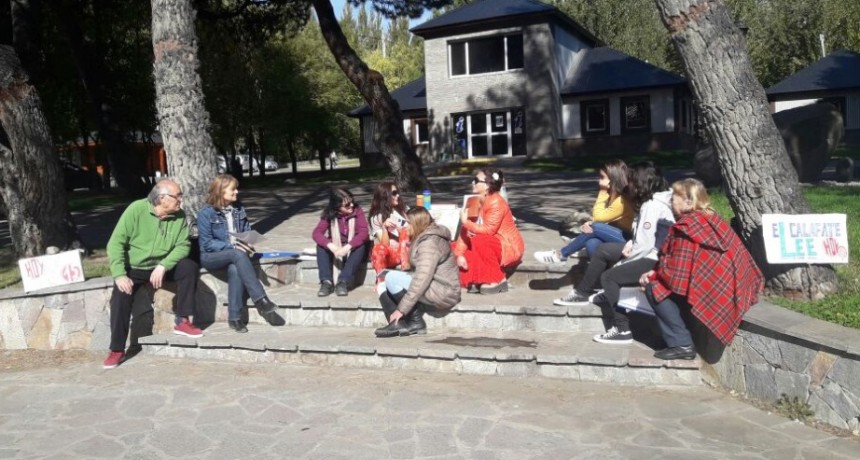 Se encuentran a leer en distintos puntos de la ciudad