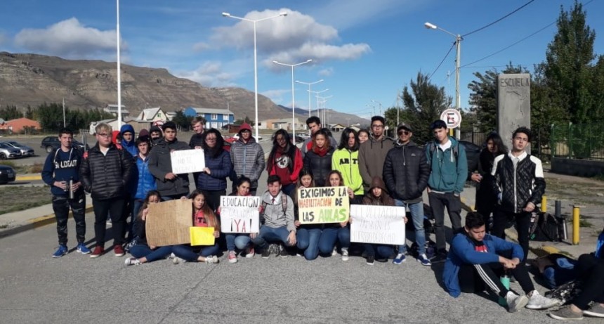 Colegio 46. Alumnos salieron a reclamar por la obra sin terminar 