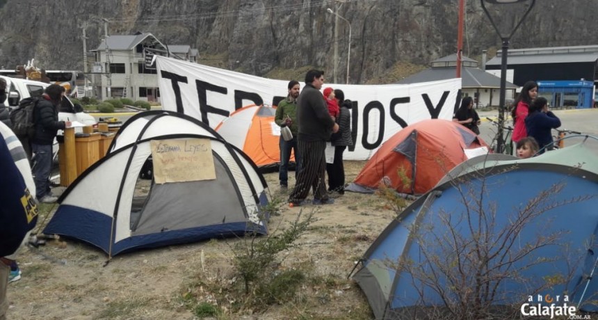 Vigilia de vecinos durante reuni&oacute;n clave por tierras en El Chalt&eacute;n