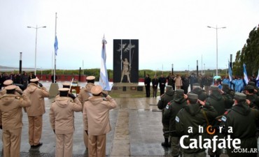 Bajo lluvia y con sensaci&oacute;n t&eacute;rmica bajo cero se homenaje&oacute; a combatientes