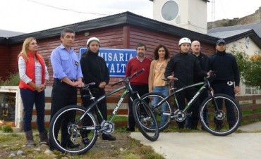 Polic&iacute;a de El Chalt&eacute;n recibe bicicletas
