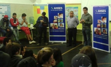 ANSES entreg&oacute; netbooks a estudiantes de  El Chalt&eacute;n