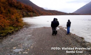 El r&iacute;o desbord&oacute; y cort&oacute; la ruta al Lago del Desierto