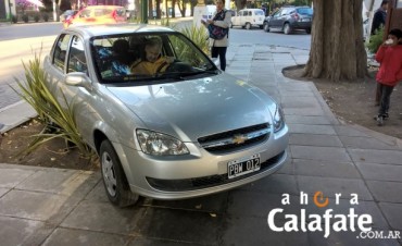 Cruz&oacute; la avenida a lo ancho, y en contramano termin&oacute; arriba de la vereda.