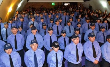Polic&iacute;as tambi&eacute;n piden aumento del 45%