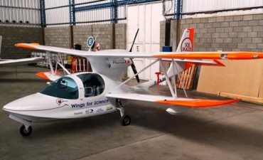 Franceses dan la vuelta al mundo en avi&oacute;n anfibio