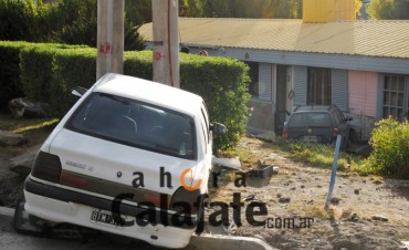 Choque termin&oacute; con auto dando contra una vivienda