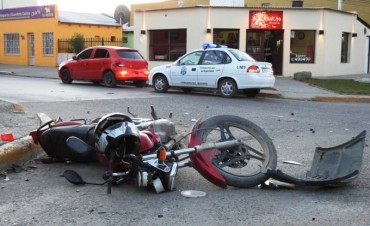 Auto embisti&oacute; a una moto