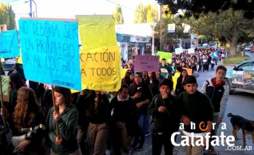 Estudiantes encabezaron marcha pidiendo por las clases.