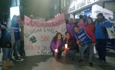 Docentes y judiciales de El Calafate en la marcha de antorchas