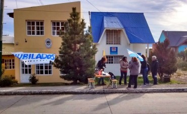 Jubilados calafateños frente a la delegación de la CPS