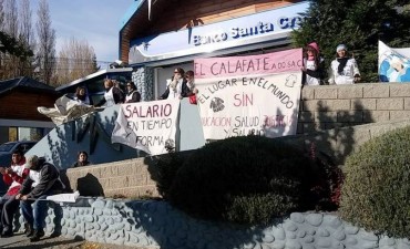 Reclamaron frente al Banco Santa Cruz