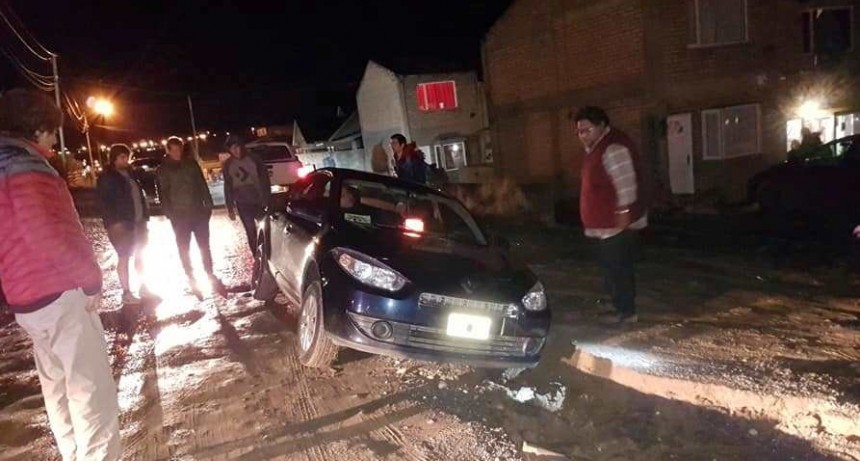 Precauci&oacute;n: Auto se cay&oacute; en un pozo