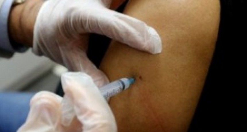 M&aacute;s de un centenar de vecinos se inscriben para la vacuna contra fiebre amarilla.