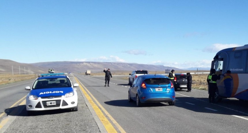 Control policial en el cruce de rutas 