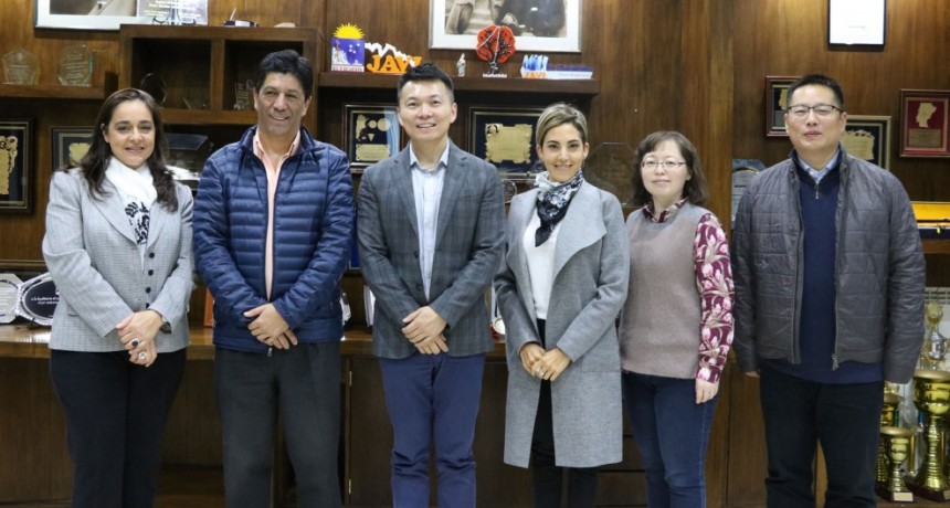 Diplom&aacute;ticos de China en El Calafate 