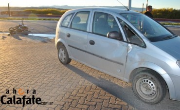 Motociclista impact&oacute; contra un remis