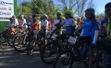 Cuatro ciclistas de El Calafate en el Desaf&iacute;o del R&iacute;o Pinto