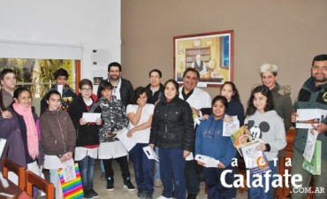 Premiaron a participantes del concurso de preguntas y repuestas.