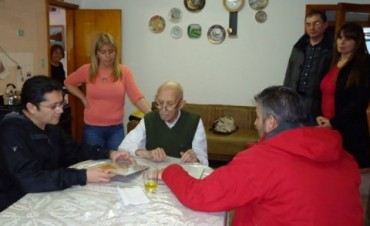 Reconocimiento al primer presidente de la UCR Calafate