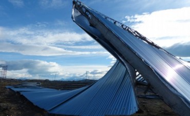 El viento derrumb&oacute; un enorme galp&oacute;n