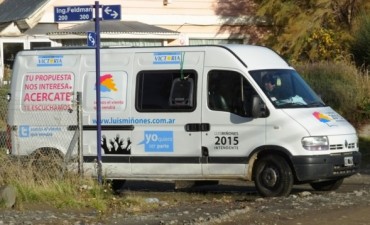Mi&ntilde;ones recorre barrios en su m&oacute;vil de campa&ntilde;a