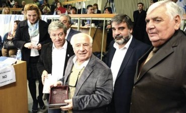Reconocieron a  Mario Echeverr&iacute;a Baleta por su libro sobre El Calafate