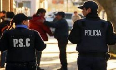 Polic&iacute;as ayudan a salvar la vida de un remisero
