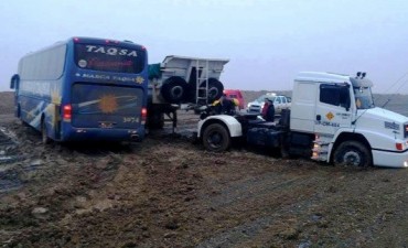 Veh&iacute;culos empantanados por temporal de lluvia