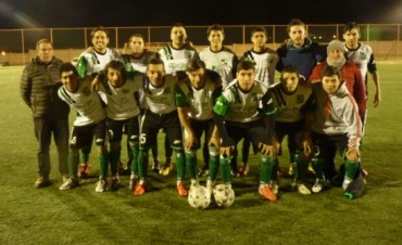 Argentinos del Sur golea y saca una ventaja