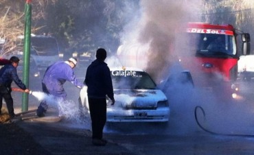 Principio de incendio en un auto en marcha