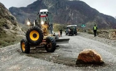 Anegamiento y ca&iacute;da de rocas en la ruta a Lago del Desierto