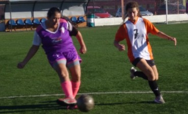 F&uacute;tbol Femenino se puso al d&iacute;a y Las Chinas son &uacute;nicas punteras