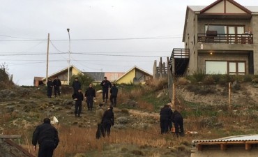 Encuentran un joven sin vida en un descampado