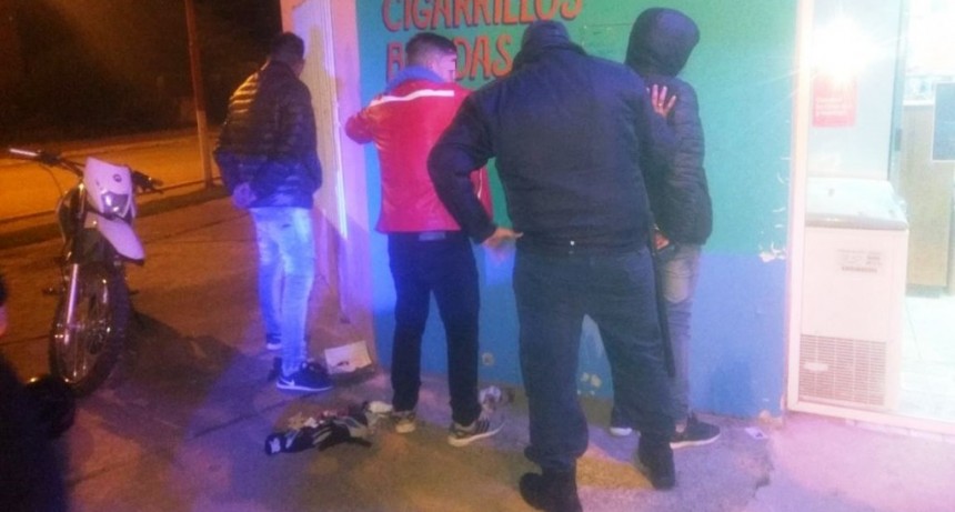 Detienen a tres personas con pedido de captura