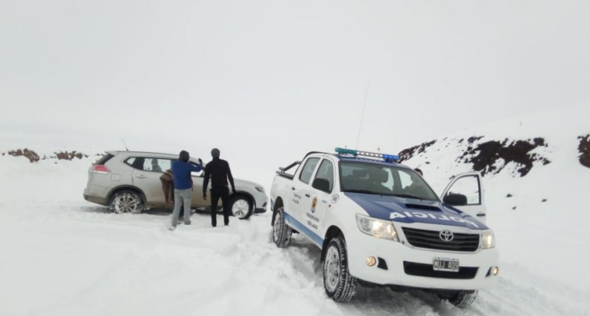 RUTA 40. Veh&iacute;culos encajados en el barro y la nieve 
