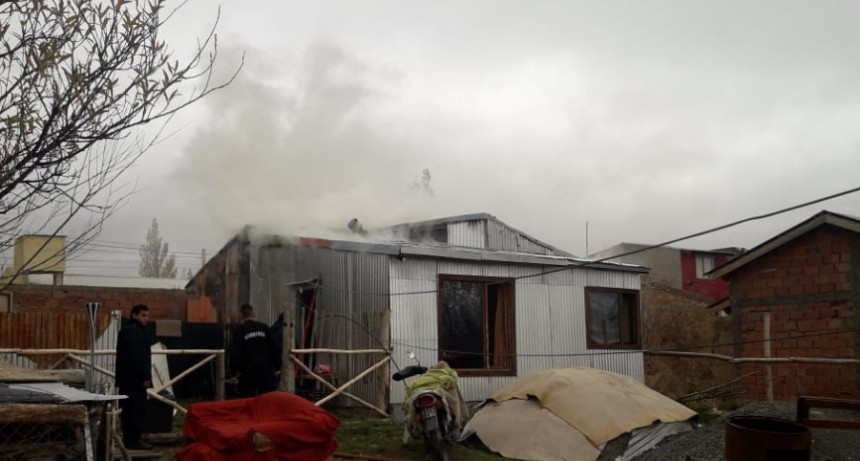 VIDEO. Principio de incendio en vivienda del Lago Argentino