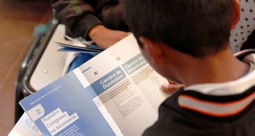 "El Senado va a la Escuela" de El Chalt&eacute;n y Tres Lagos