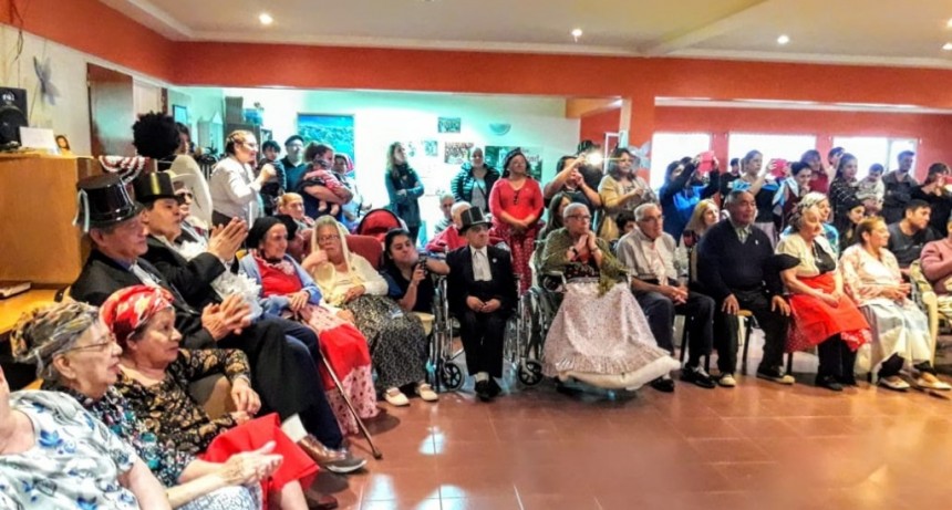 VIDEO. La EPJA 11 celebr&oacute; la fecha patria en el hogar de ancianos.