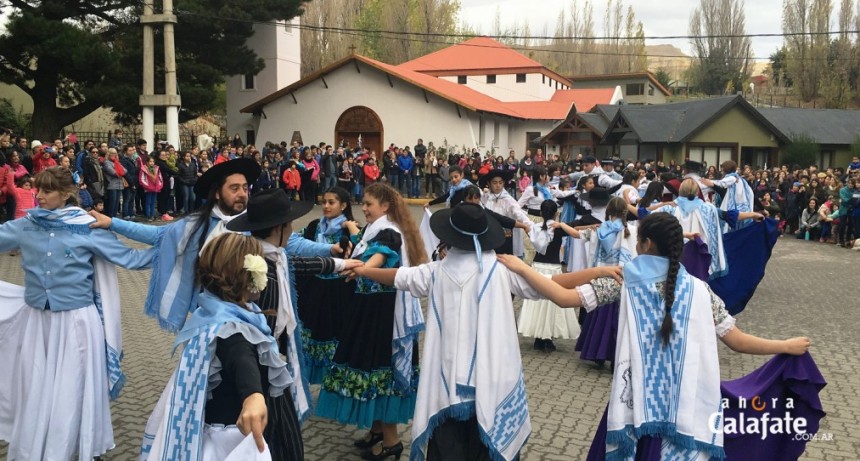 VIDEOS. Desfile, Peric&oacute;n y Locro en el Acto Patrio