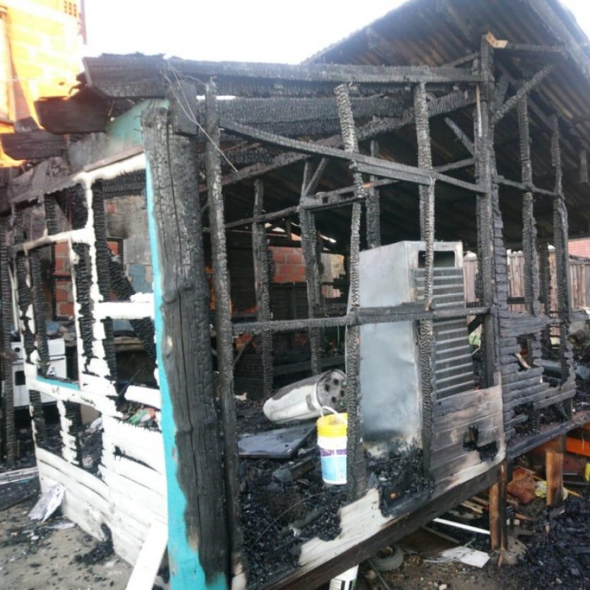 Incendio destruy&oacute; una vivienda