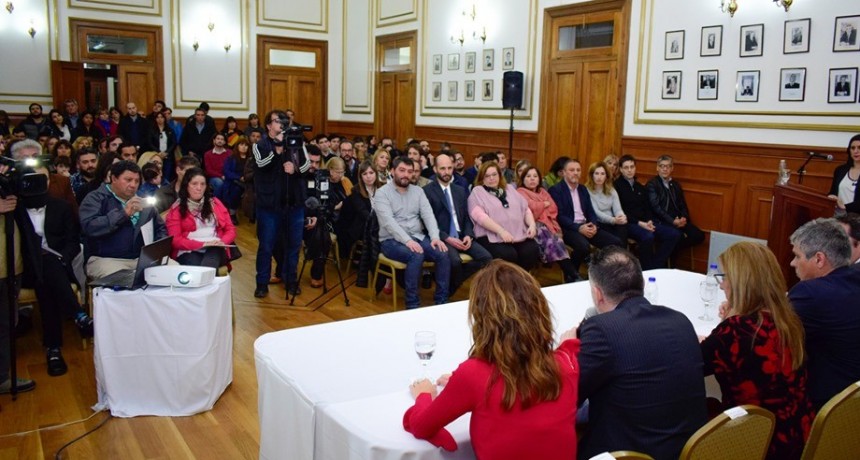 Provincia entreg&oacute; cr&eacute;ditos &ldquo;Produce Santa Cruz&rdquo;.