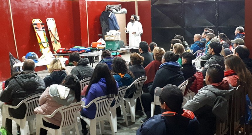Vecinos se capacitan en uso de DEA, RCP y situaciones de trauma.