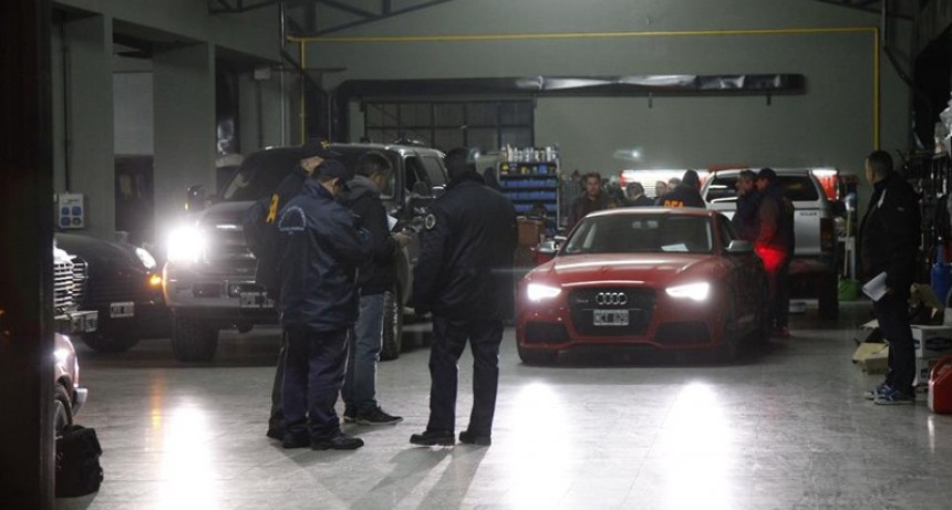 Rematan autos de la flota de L&aacute;zaro B&aacute;ez