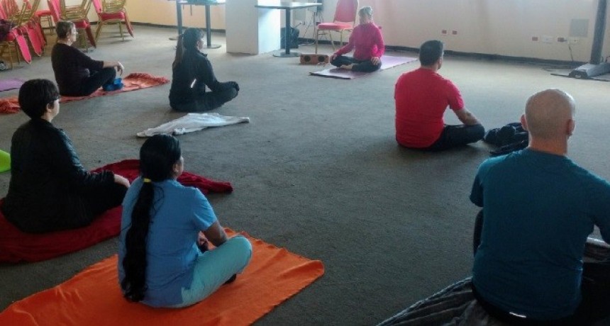Yoga Institucional. Cuidar a los que cuidan de la comunidad