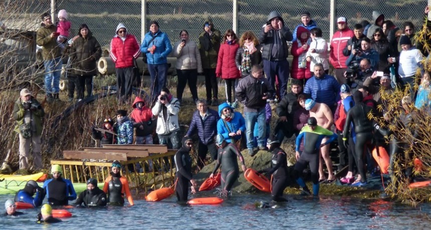 Calafate&ntilde;os en una traves&iacute;a homenaje de Aguas Abiertas