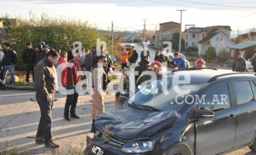 Fuerte choque entre colectivo de l&iacute;nea y un particular