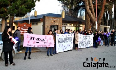 Manifestaci&oacute;n en apoyo a una mujer que denunci&oacute; &ldquo;violencia de g&eacute;nero&rdquo;.