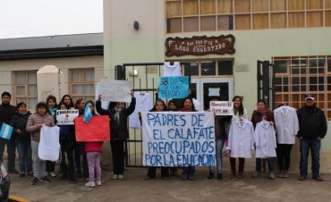 Padres juntan firmas pidiendo la Emergencia Educativa