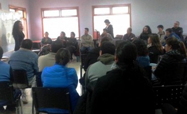Docentes se re&uacute;nen para decidir el fin del paro